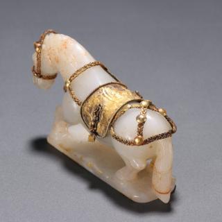 辽金 和田玉包金马摆件. 规格:高6.65cm 宽11.2cm 重242g