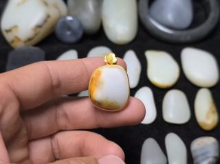 别问多少,已经出手了.一颗完整一口气的和田玉籽料.有些包金为了掩盖