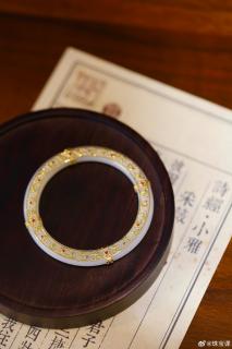 这盘精品和田玉镶嵌件,我很满意!计划下周一上.国庆长假就戴它们出去