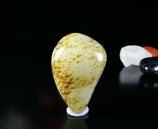 天然和田玉原石欣赏,独特的形象应运而生,便可能产生艺术构思