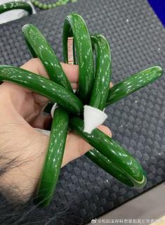 和田玉碧玉手镯随拍,俄碧,懒得一只只拍了,颜色纯正,菠菜绿偏阳绿,耐