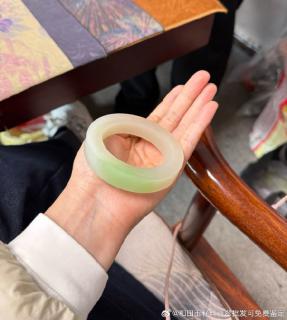 和田玉白玉带翠手镯新品,冰翠通透如冰,翠色浓烈似春日新叶,白玉温润