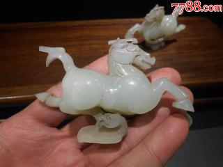 马踏飞燕玉雕件一对,和田玉精品玉雕,雕刻细腻小巧秀气,玉质润透,精美