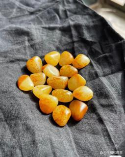 和田玉籽料中的洒金皮是什么颜色?