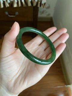 女子佩戴和田玉手镯半年后状态惊人